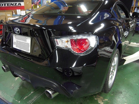 ８６